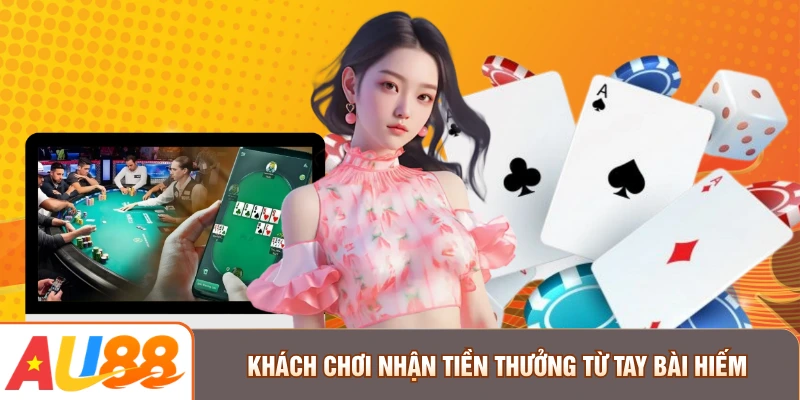 Khách chơi nhận tiền thưởng từ tay bài hiếm
